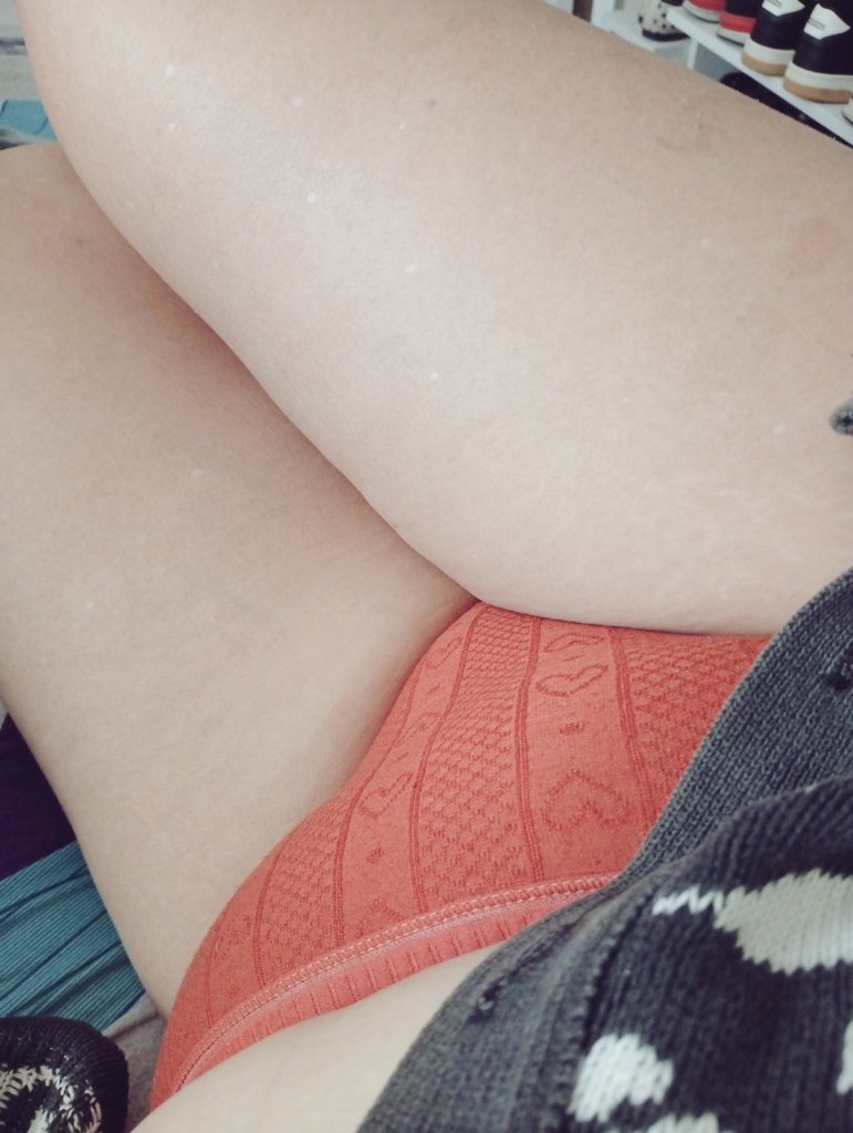 VirginFans's tweet image. Bellos y bellas #backtobed #saturdaymorning #SaturdayVibes #SaturdayThoughts #pantys #orange #legs #calzon #piernas #cuerpo en cama 🛏️ planes más tarde #onlyfansmodel #planes #noche ☺️☺️ 😘👀🔥 dudas? #ropainterior de #temu 😄😁👀