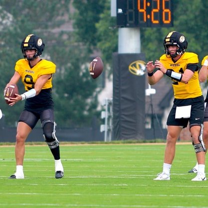 MizzouToday's tweet image. As Eli Drinkwitz looks for separation in the quarterback competition, @kyle_mcareavy detailed his observations of Beau Pribula and Sam Horn during #Mizzou's open scrimmage: on3.com/sites/mizzou-t…