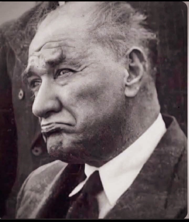 Kurtardığı vatana,
kurduğu Cumhuriyete neler olduğunu görünce, verdiği tepki bu olmalı.
 
Fotoğraftan çıkamadım. 🤔