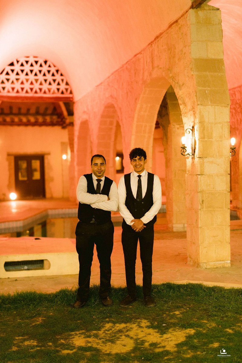 لو سألتني بتدور على ايه في كل فرح بتصوره 
بدور ع اللحظات دي 
اللي محدش بيشوفها بتكون على هامش الحدث 
دي اللحظات اللي بتخليني أصلا اقدر اكمل في الشغلانة
في الاخر كل فرح له فقرات بتبقى متشابهة نسبيا 
لكن لقطة زي الاب بيرقص مع بنته
او ال waiters واقفين
او الام مع بنتها مختلفة شوية