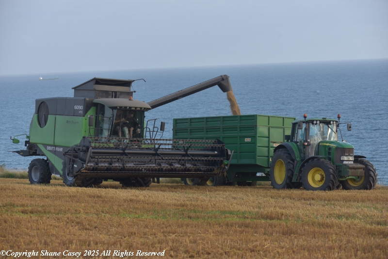 #Harvest2025 took a spin after work yesterday evening after a fairly busy one &amp; delighted once again to meet the team from <a href="/CrowleyFarm/">Crowley Farm</a> harvesting a nice crop of Oats right on the waters edge. 1 of my favourite photos of the year so far
#IrishFarming 
#IrishAgri 
#IrishTillage