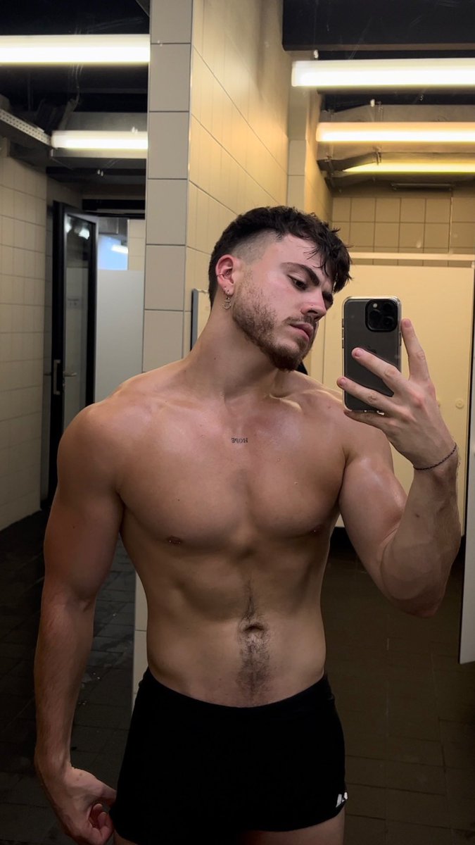 Jerem X (@jeremsplrr) on Twitter photo Qui se met à genou ?🥵 Qui se met à genou ?🥵