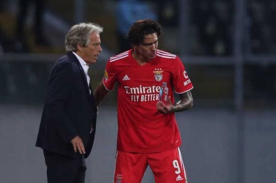 من يرمي سلاحه يقتل به ..