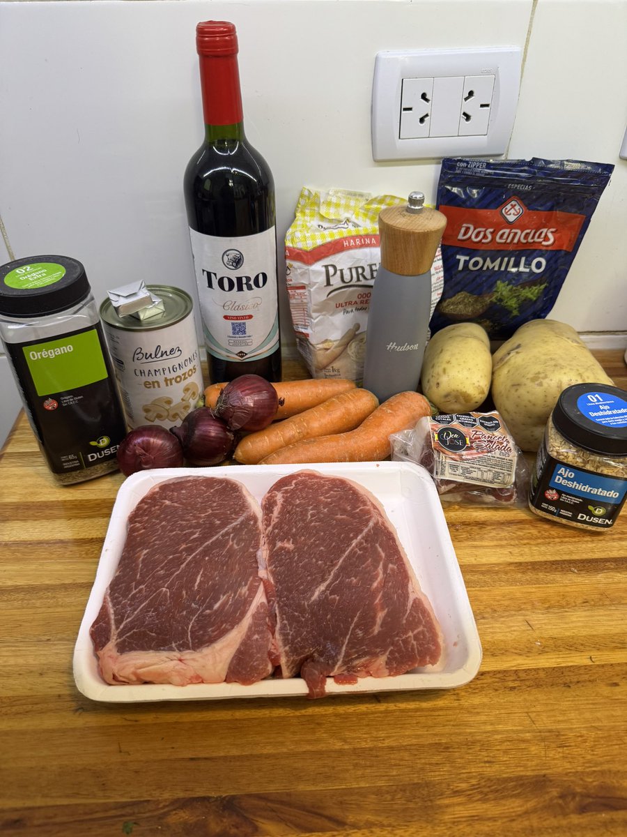 elguisodebagre's tweet photo. Hoy en recetas para gente que no sabe cocinar y quiere comer muy rico en su casa sin complicarse mucho vamos con una receta francesa, si si oh la la señor francés. 

Boeuf bourguignon o sea beuef burguiñon. 

Sale hilo y con muchas franchutadas https://t.co/1z7uH4YmKo