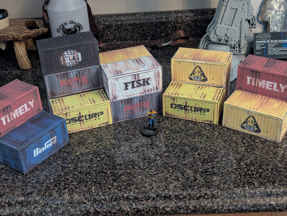 Finished up my paper craft cargo containers. 

#CrisisProtocol #MCPFriday #terrain #wargaming