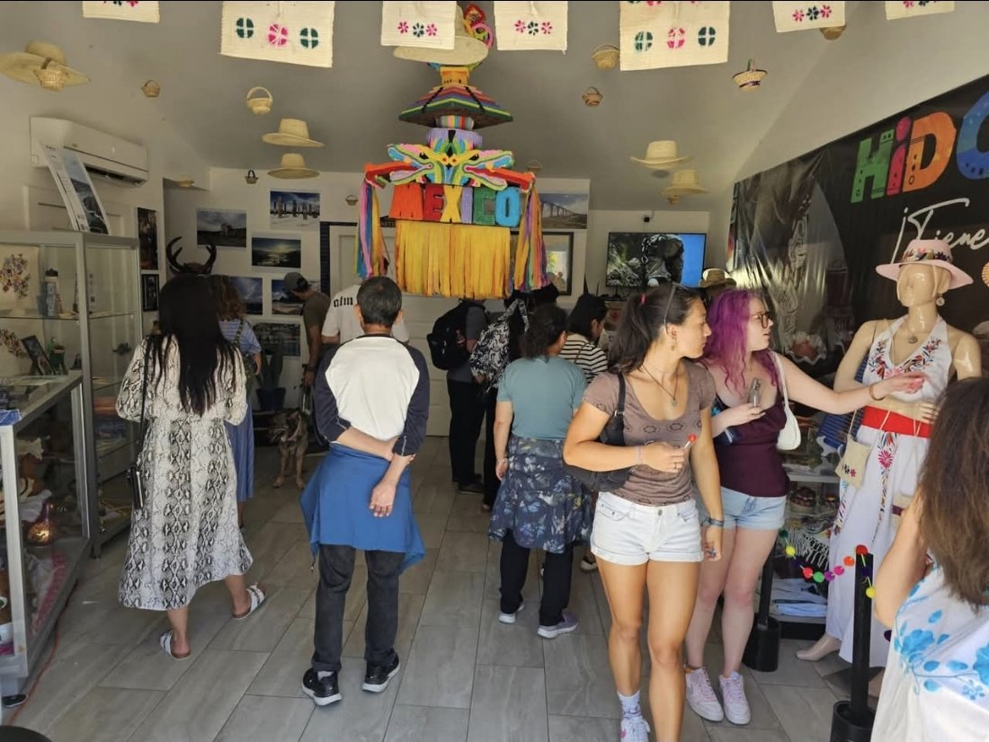 El estado de #Hidalgo comparte su riqueza artesanal en #EstadosUnidos 🏺

Como parte del proyecto Hidalgo vive: cultura, tradición y orgullo en Casa México, durante 2 meses se exhibirán artesanías del municipio de #Molango en la ciudad de San Diego, California.

#SomosBienestar