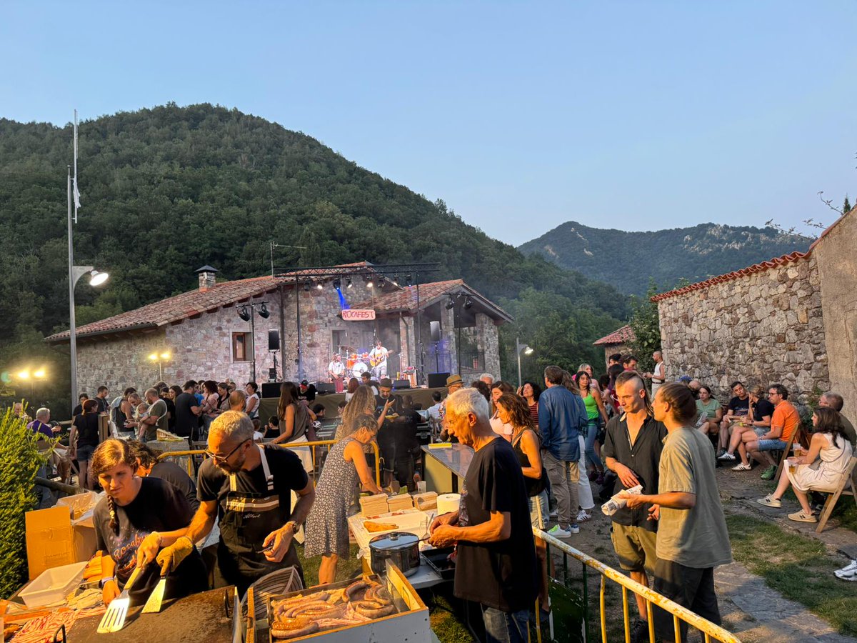 ajcamprodon's tweet photo. 🗞️🎼🎤 El Rocafest porta música i diversió dins dels actes la festa de Rocabruna‼️🤗 
#festarocabruna #rocafest #valldecamprodon https://t.co/trrwIM1Vme