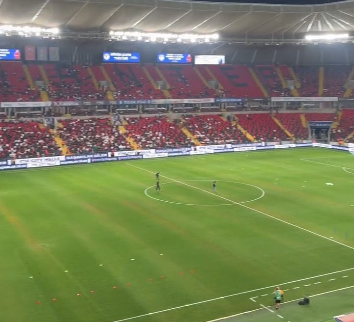 Lütfen sezon başı bu zeminlerin durumunu gündeme getirin.

Federasyon takımların gelirlerini kesip önce zeminleri düzeltmekle işe başlasın.

Buna da #Galatasaray #Fenerbahçe #Beşiktaş kulüplerinden başlasın.

#nowsportr  <a href="/TFF_Org/">TFF</a>