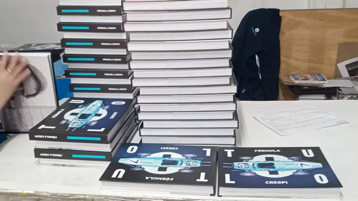 Finalmente, en junio, el libro entró en producción. Estuvimos presentes mientras se imprimían las primeras páginas. Y días después presenciamos la encuadernación y como se embalaban las cajas. “Fórmula Crespi” ya es una realidad. Luego de un intenso trabajo. ¡Enorme Felicidad! 💪