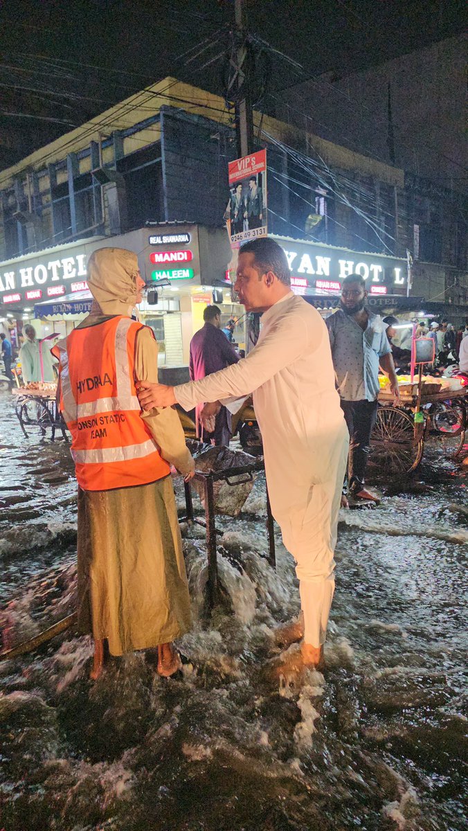 ZafarCorporator's tweet photo. #Majlis #ke #Khadim #Awaam #ki #Taqat
On the Instructions of @aimim_national #President @asadowaisi sb & @Md_MajidHussain sb,
We along with GHMC Hydra Monsoon Emergency Team Supervising Clearing of Water Stagnation & Traffic caused due to Heavy Rain under Mallepally Division https://t.co/F2qHnTrOaX