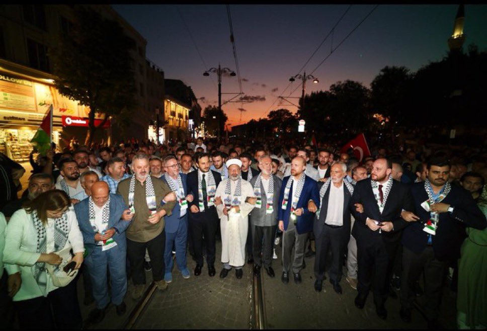 KendineMuhabir's tweet photo. Huriye Ana isimli bu gemi şuan İsrail Haifa limanında yük boşaltıyor.

Bizim Bilal oğlanla Ali Erbaş da İsrail’i protesto ediyor. https://t.co/3HOVOWBDGP