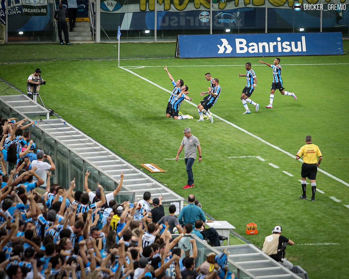 Ducker_Gremio's tweet image. 5x0 🖐🏼- Há exatos 10 anos eu vivia meu primeiro dia dos pais, e recebi um presentaço de Giuliano, Luan, Fernandinho e Rever.
10 anos do laço dos 5x0. Dia que entrou para a história na Arena!
⚽️⚽️⚽️⚽️⚽️
(1/2)