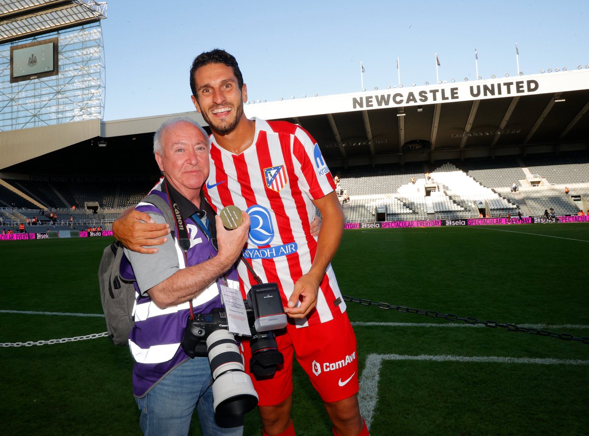 📸👋 Chema Díaz, fotógrafo del <a href="/diarioas/">Diario AS</a> desde 1990, se jubila esta semana

🏅🥹 Hoy ha sido su último partido y el <a href="/Atleti/">Atlético de Madrid</a> le ha entregado una medalla conmemorativa

🫂🔝 "Cuando no te esperas algo es muy emotivo. Es difícil de describir", explica emocionado en #ElLarguero