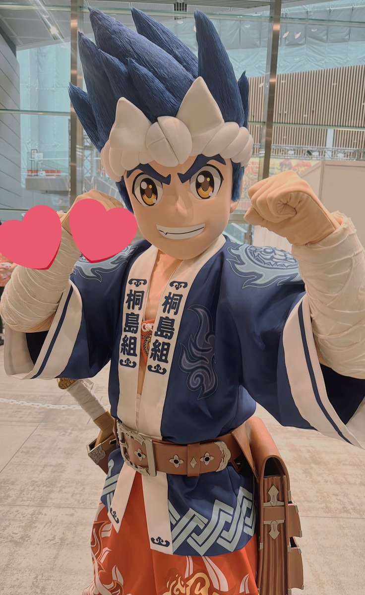 megumegu2543's tweet photo. 入場までに1時間待ち〜😭
中は人混みすごくて並ぶのも一時的に中断ばかり、、仕事の癖でめっっちゃ列整備したり直したくなった🤦‍♀️笑

私の大好きな源さんが迎えてくれて何回も握手してくれてファンサうれしい🫶🏻去年も優しくてだいすきだった🥺💓また来年も「きゃぁぁ〜」ていわせてね！ありがとう✨ https://t.co/HiIThte90O