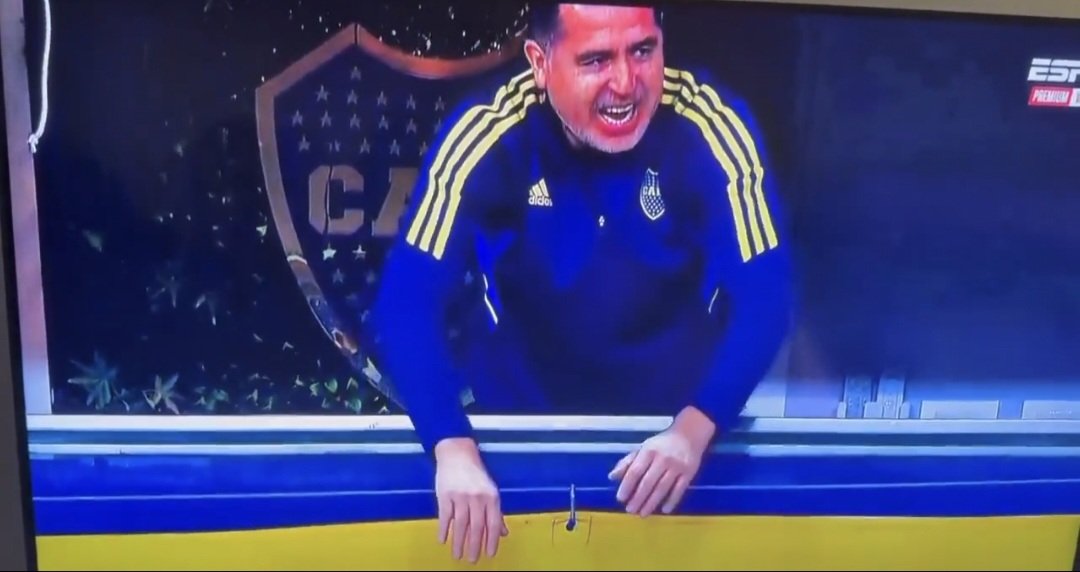 Riquelme en el gol de Tevez qué dió un campeonato y Riquelme empatando con racing llevando a Boca 12 partidos sin ganar. Realmente un perverso.