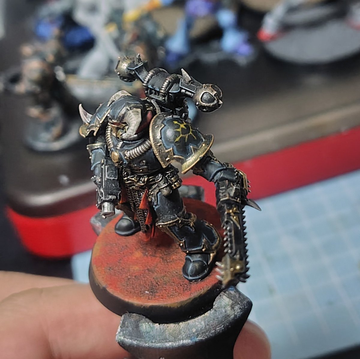 アクリルガッシュのイエローオーカーでなんとなく描けたら、ナルンオイル上塗りして馴染ませる