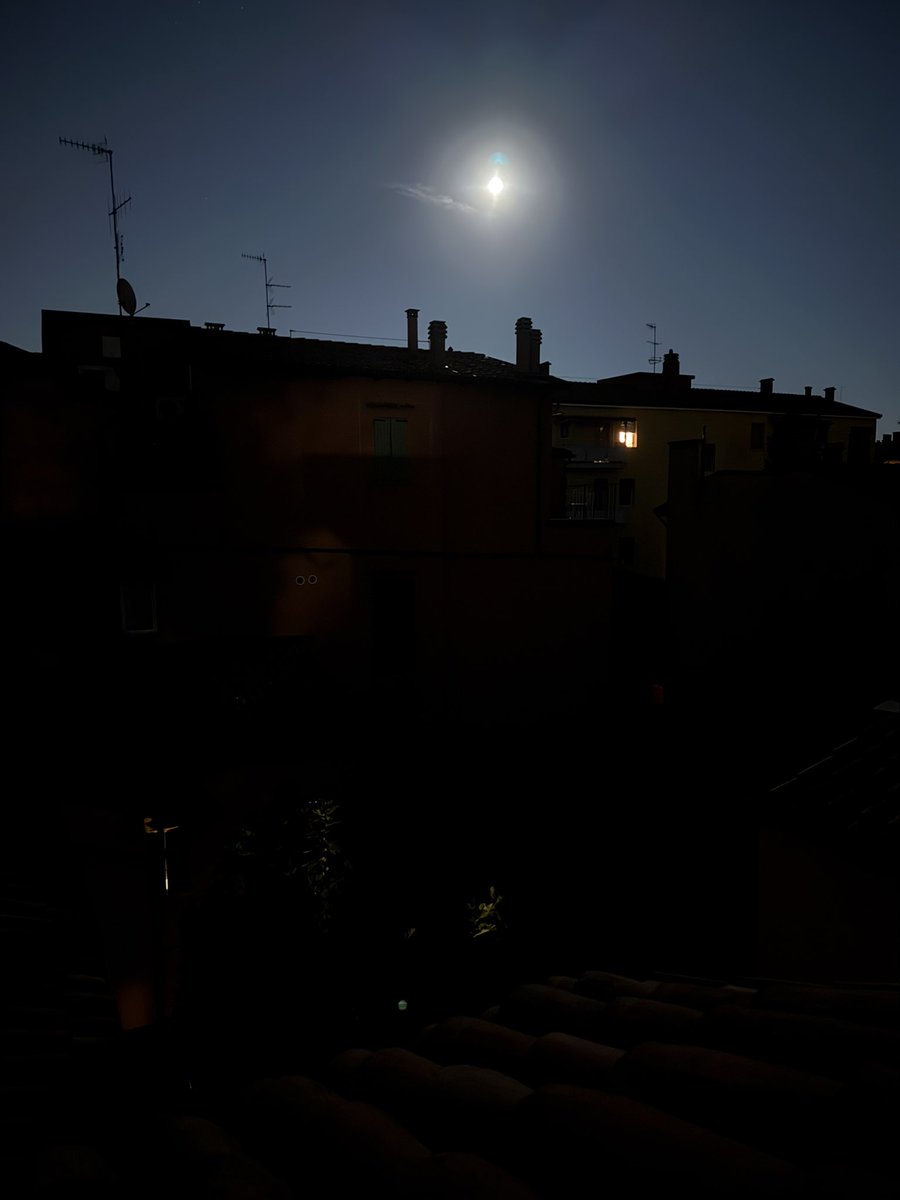 AlbertoAitini's tweet photo. Stasera luna piena in onore di #JimLovell. E non poteva essere altrimenti per chiudere la meravigliosa vita di un eccezionale astronauta. Rip @NASA https://t.co/BmSFQeOI4R