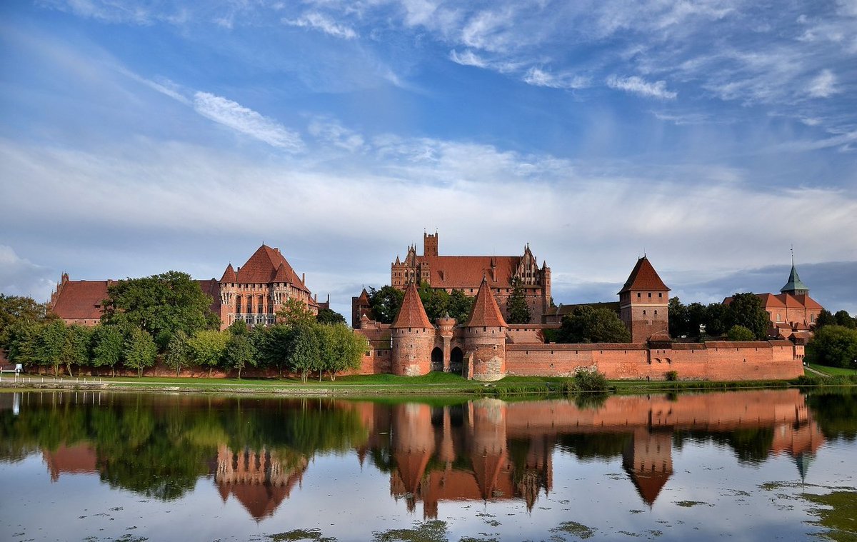 This is Malbork Castle. Once a stronghold to the mighty Teutonic Knights as they sought to conquer. 

This castle stands as a testament to the grandeur of Medieval Europe.  

Here is the story of the Castle of the Teutonic Order in Malbork. 🧵