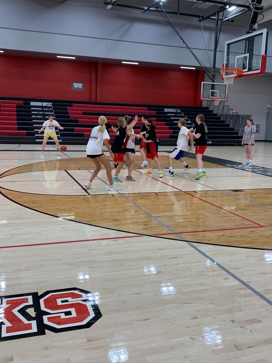 MHS_GBball's tweet photo. Thank you to all of the MHS Girls Basketball Alumni that came back to play in the alumni game today. Thank you to all of the sponsors for helping us provide a senior scholarship each year. https://t.co/sZWOtqQ6Nb