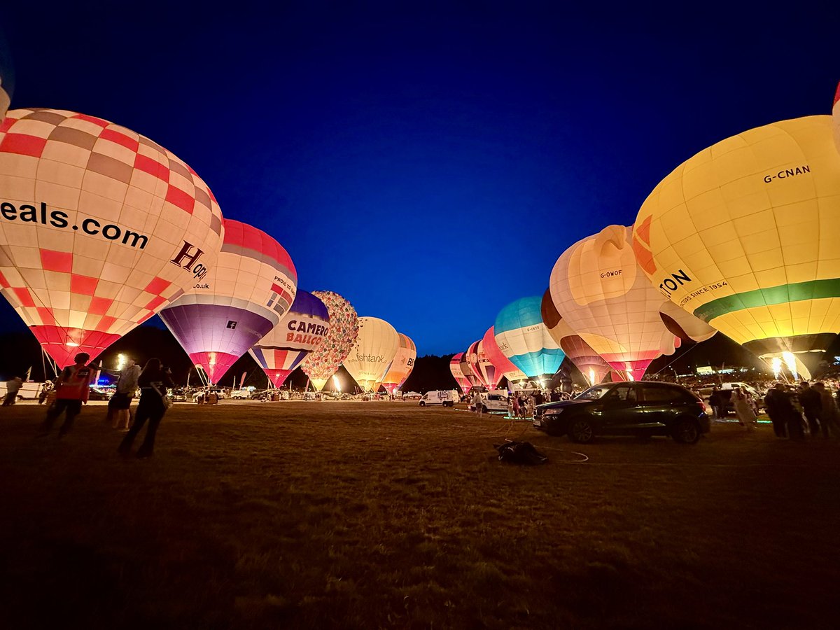 bristolballoon's tweet photo. Bristol, you have been beautiful.
Your applause, your singing, your dancing, your light shining –that was magical. A huge thank you to our partners @albert_goodman and @bbcbristol for the amazing soundtrack and to our incredible community of balloonists who lit up the sky tonight https://t.co/rIsM8TCRym