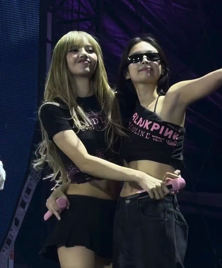 jklm239697's tweet photo. #Jenlisa Moments in Barcelona 

a thread;

#DEADLINE_IN_BARCELONA 
#BLACKPINK_DEADLINE https://t.co/PLIf2hkliD