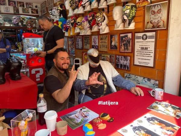 LaTijeraLucha's tweet photo. Gran convivencia y firma de autógrafos por parte de la leyenda #Tinieblas en la #TiendaSolar, donde la afición le demostró su cariño y apoyo junto a su inseparable compañero #Alushe con el legendario maestro #Solar…
#latijeraluchalibre https://t.co/CthOjB3wjY