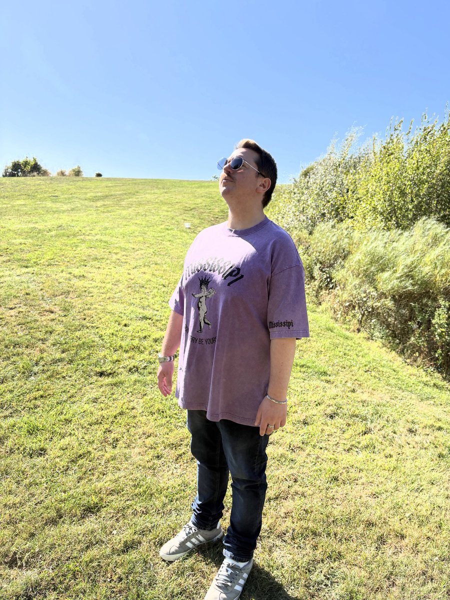 La cousine de <a href="/TopherYoutuber/">Topher</a> lance sa propre marque de vêtements, Alors il vous partage l’un des T Shirt qu’elle vend sur sont compte @mississipi_wear sur INSTAGRAM
N’hésitez pas à aller voir et commander si sa vous plais ! #Mississipi #Mississipi_Wears #collaborationcommerciale