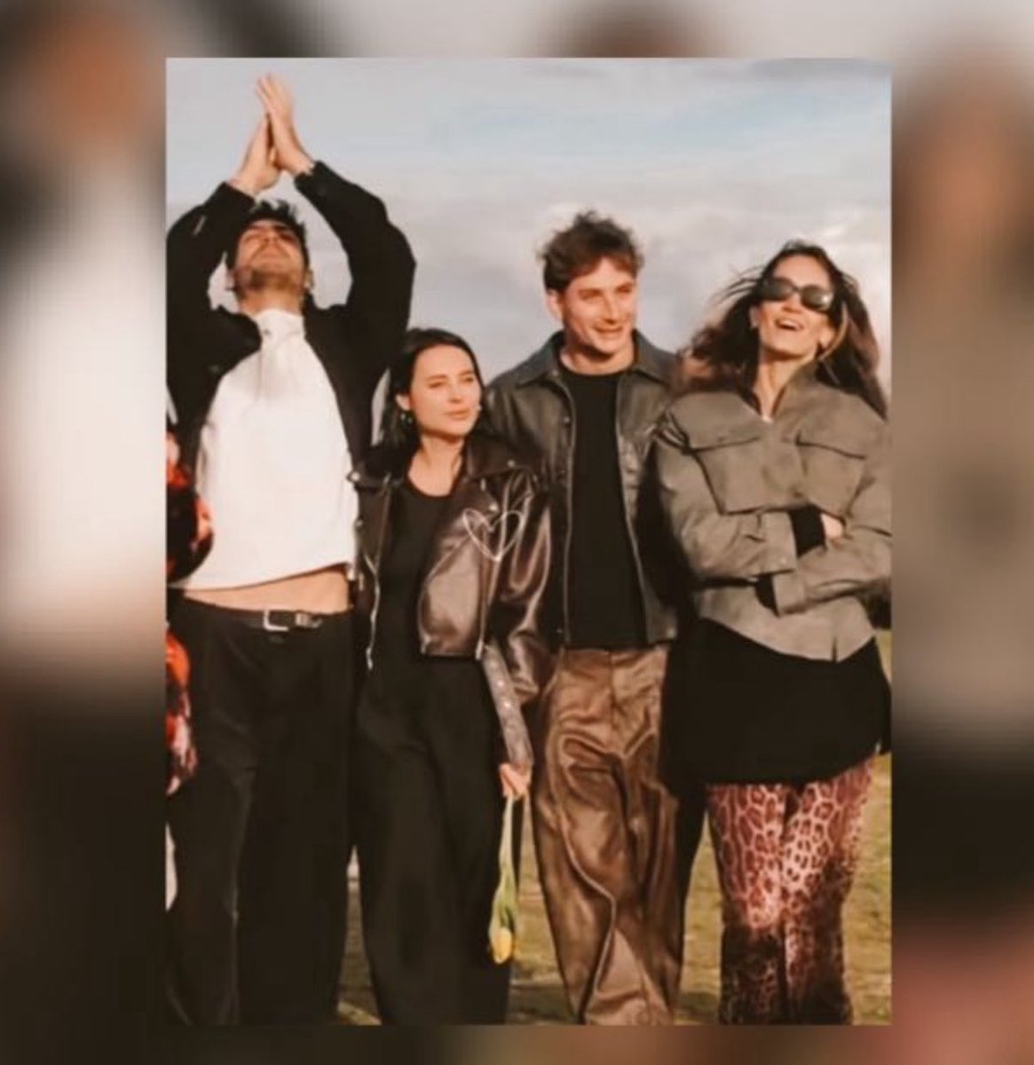 Vedo Sardegna e penso a questo 🥹🥹🥹che devo fa ho amato sti 4 pazzi insieme 🤍🤍🤍 e li vorrei rivedere cazzeggiare come solo loro sapevano fare 😂😂😂
#helevier #tommavi #javi7