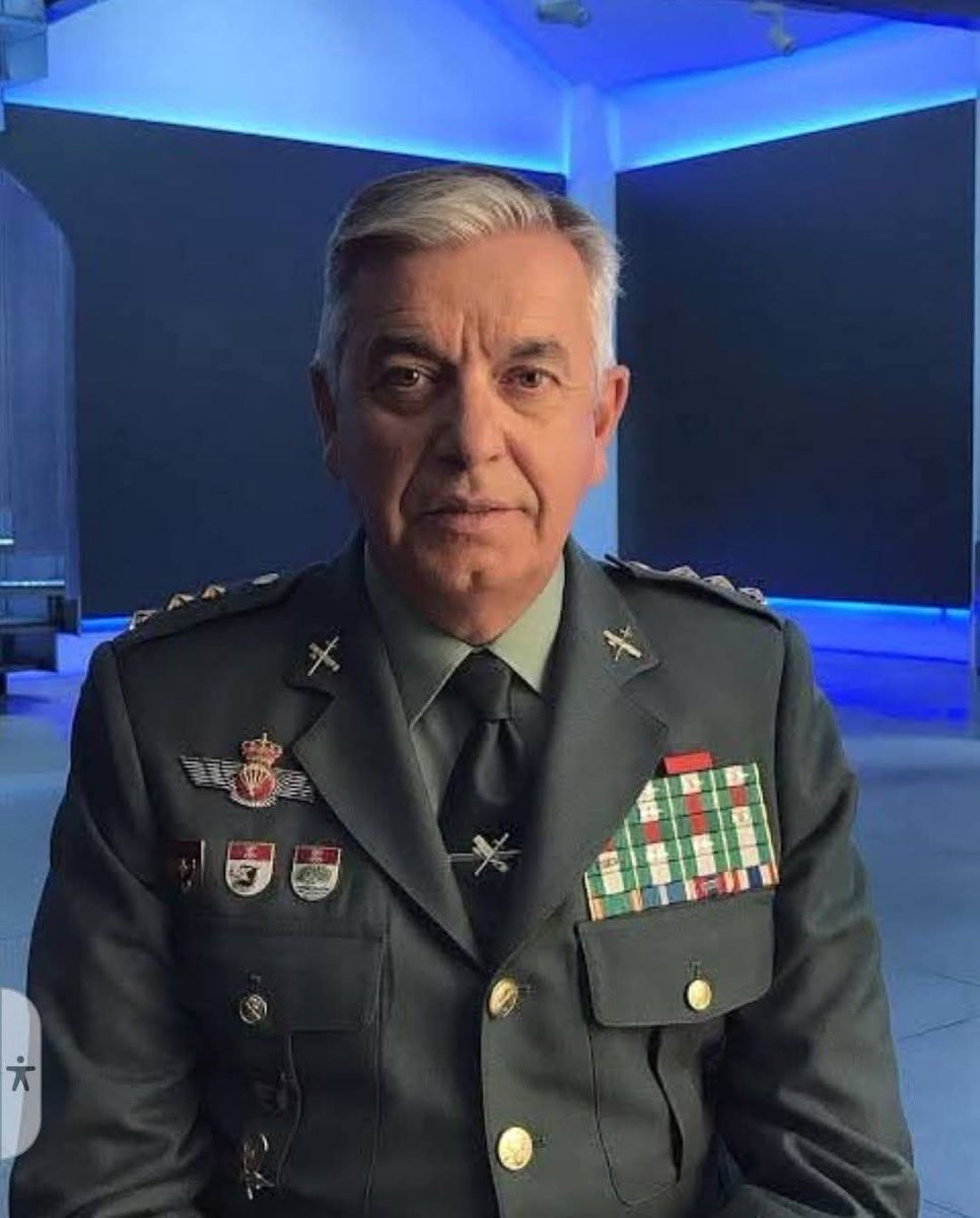 UN HOMBRE DE HONOR. 

Sufrió y sufre por España.

Paradógicamente, los que gobiernan España lo castigaron.

No fue elevado al ascenso a General, bien merecido y aplaudido y más por sus hombres, los que estamos retirados y tuvimos el honor de estar a sus órdenes.

A lo largo de su