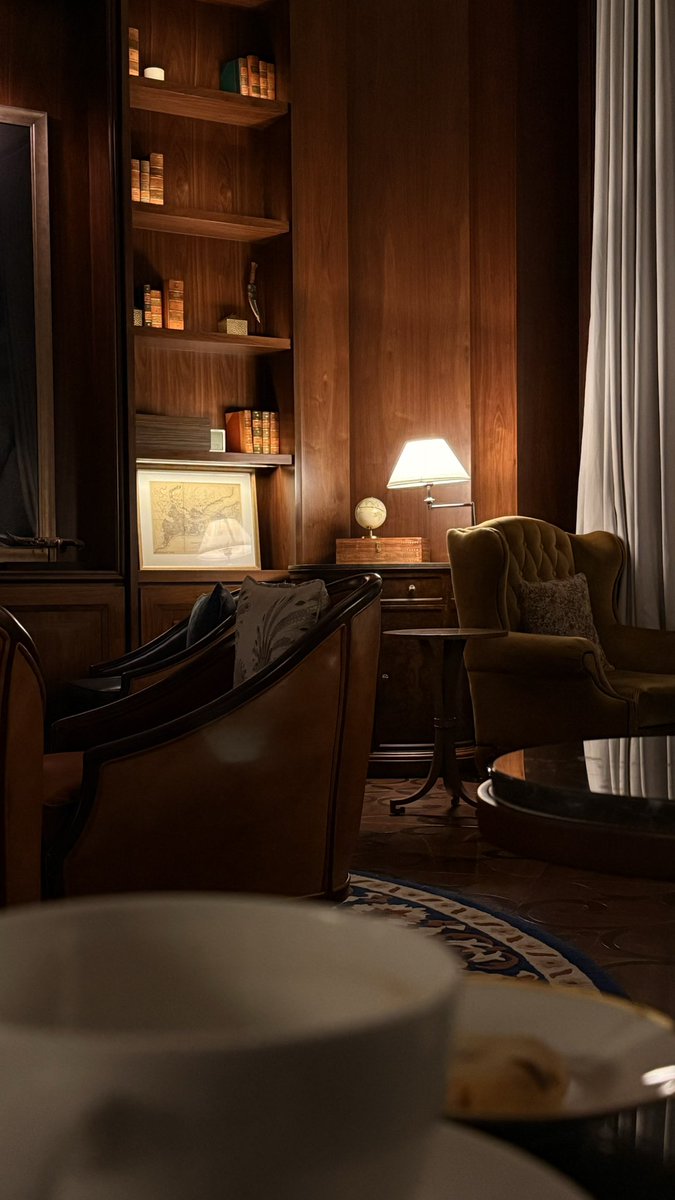 «نفسي اللي ودي أتركها على راحتها
ماتجيب الا الطيوف اللي تنشّف ريقي»

_عبدالله السراهيد/وأنا