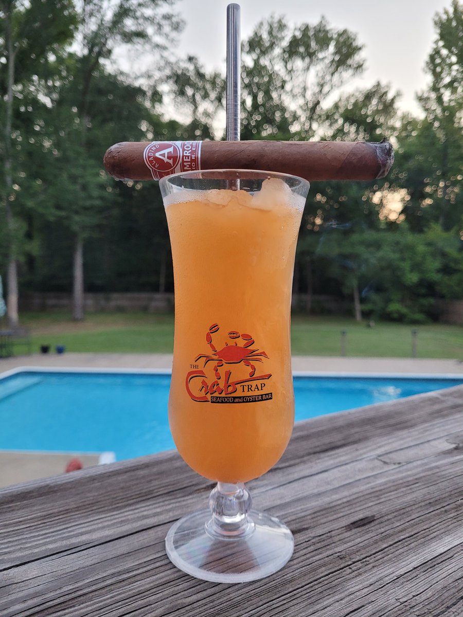 Bryan (@funkysmack) on Twitter photo Chased down Sunset while enjoying an <a href="/aladinocigars/">Aladinocigars</a> Cameroon and juice.
๐๐จ๐น๐
Chased down Sunset while enjoying an <a href="/aladinocigars/">Aladinocigars</a> Cameroon and juice.
๐๐จ๐น๐