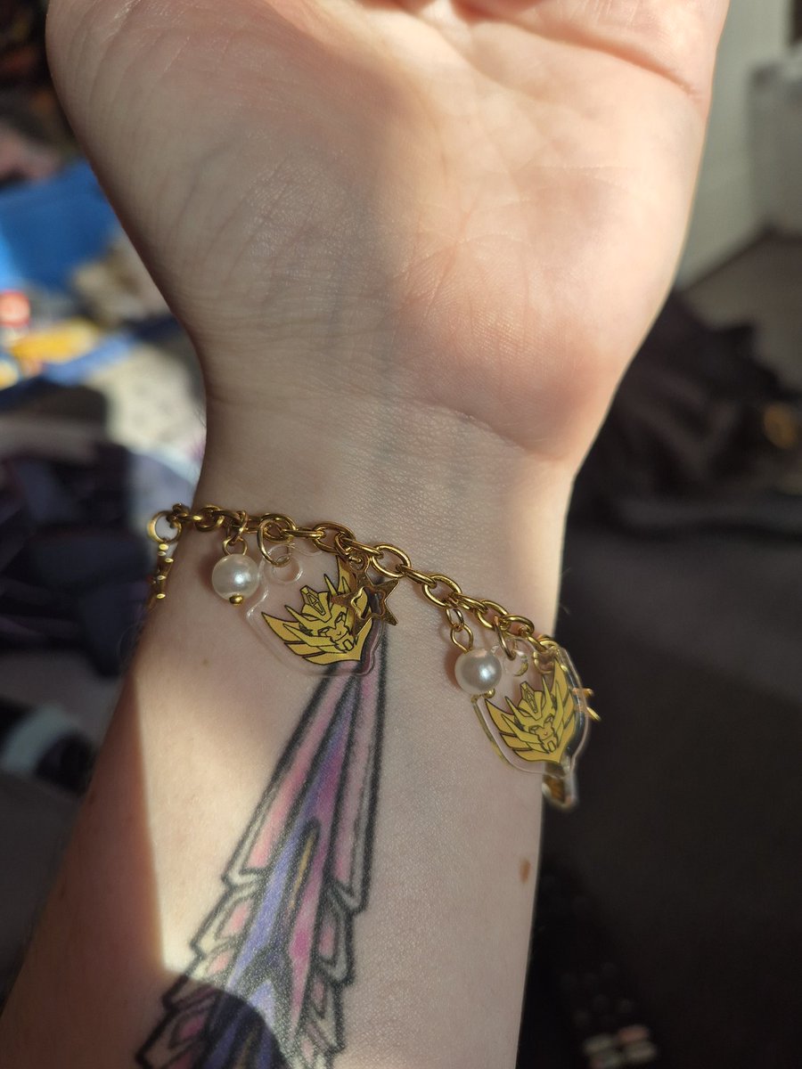 starv0nnie's tweet photo. wearing my bracelet from @LostLightLoot and I love it so much! https://t.co/aKFAGpTQvz