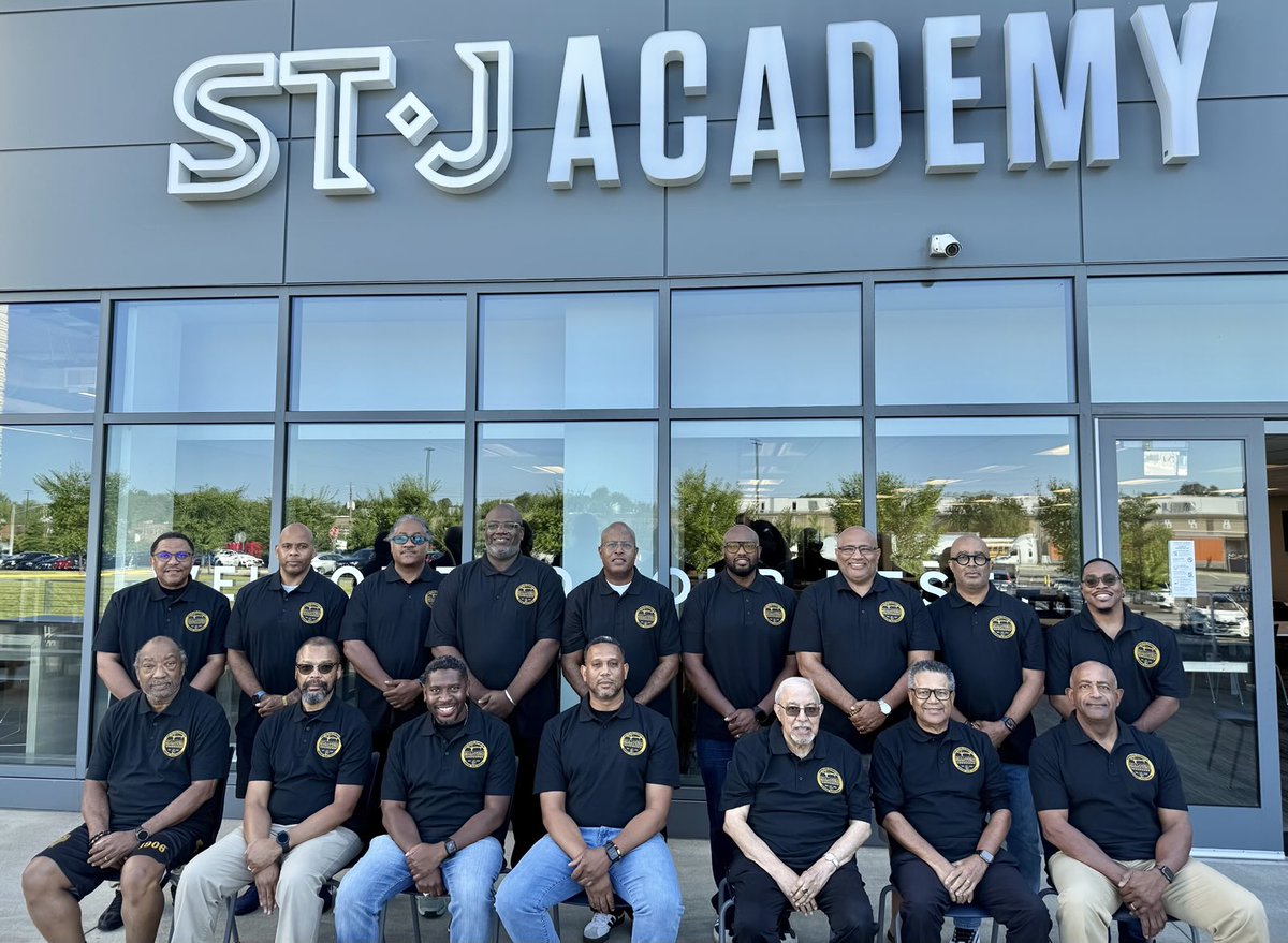 DrJhodge1906's tweet photo. It’s wonderful to collaborate with other professionals who are TRULY committed to making our communities and our world a better place! @apa1906NETwork @zetalambda1920 @kipprogers #AlphaPhiAlpha #ChapterRetreat #Community #Service #ServantLeadership https://t.co/bUV08q54qC