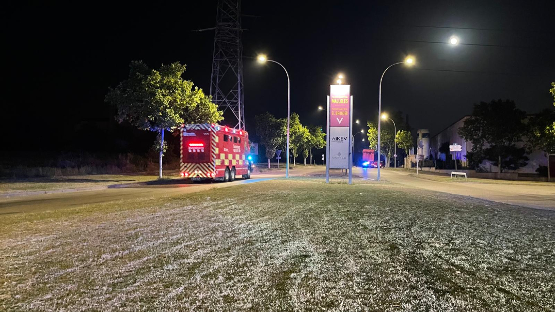 El 9 Nou (@el9nou) on Twitter photo Actualització incendi a Vic (00.35) | La prioritat dels Bombers és protegir uns dipòsits que contenen amoníac i evitar que les flames es propaguin cap a altres naus i l’incendi incrementi la magnitud
f.mtr.cool/xkeimgtgpb Actualització incendi a Vic (00.35) | La prioritat dels Bombers és protegir uns dipòsits que contenen amoníac i evitar que les flames es propaguin cap a altres naus i l’incendi incrementi la magnitud
f.mtr.cool/xkeimgtgpb