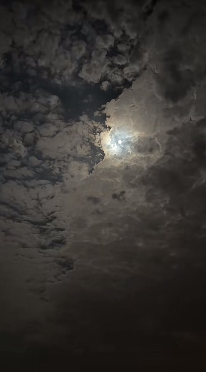 ألطف لقاء غيمه وقمر …!

.