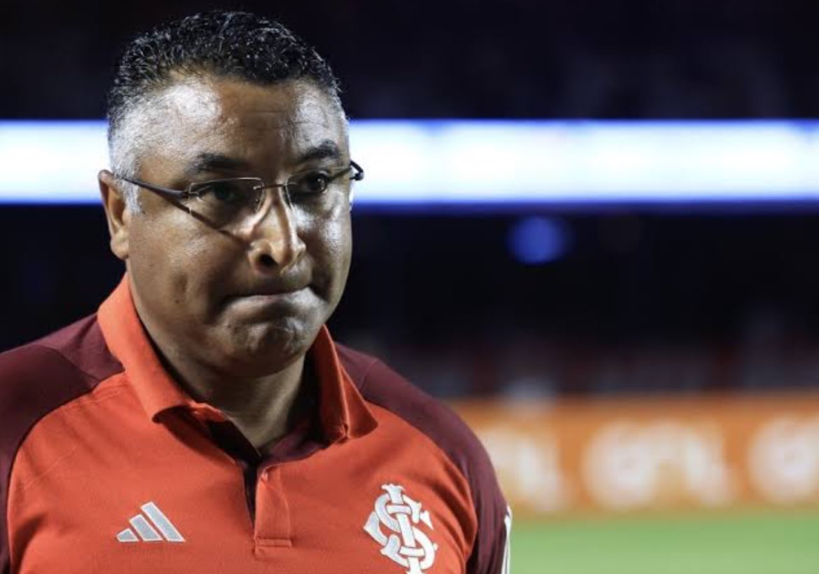 Bastou colocar um camisa 9 e um camisa 8 descentes, que o time magicamente melhorou. Roger sendo massacrado pela própria teimosia. 🤷