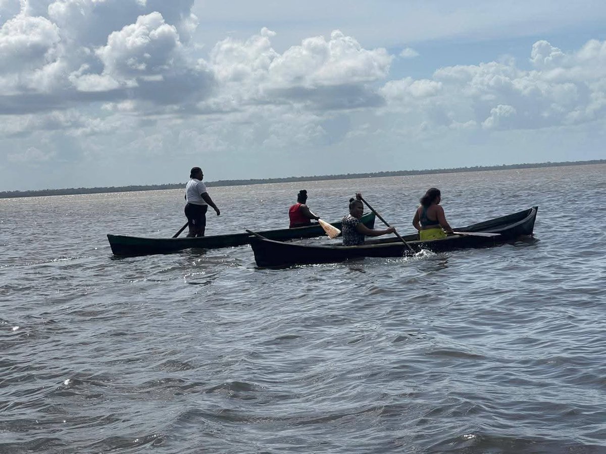 ADNNica's tweet photo. En Raitipura 🌊, Laguna de Perlas, el Día de los Pueblos Indígenas se celebró con cayucos liderados por mujeres 💪. Fuerza, destreza y orgullo caribeño en una jornada que honró nuestras raíces y tradiciones. 🌺 https://t.co/bAbcFAlxWQ