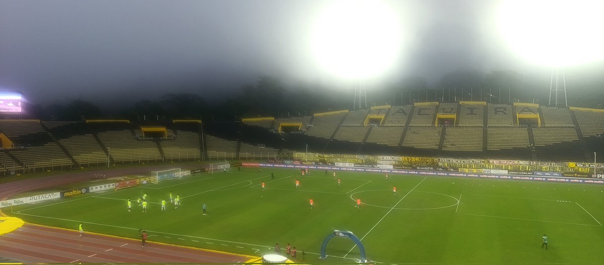 Anzoátegui calentando en el Polideportivo de Pueblo Nuevo.