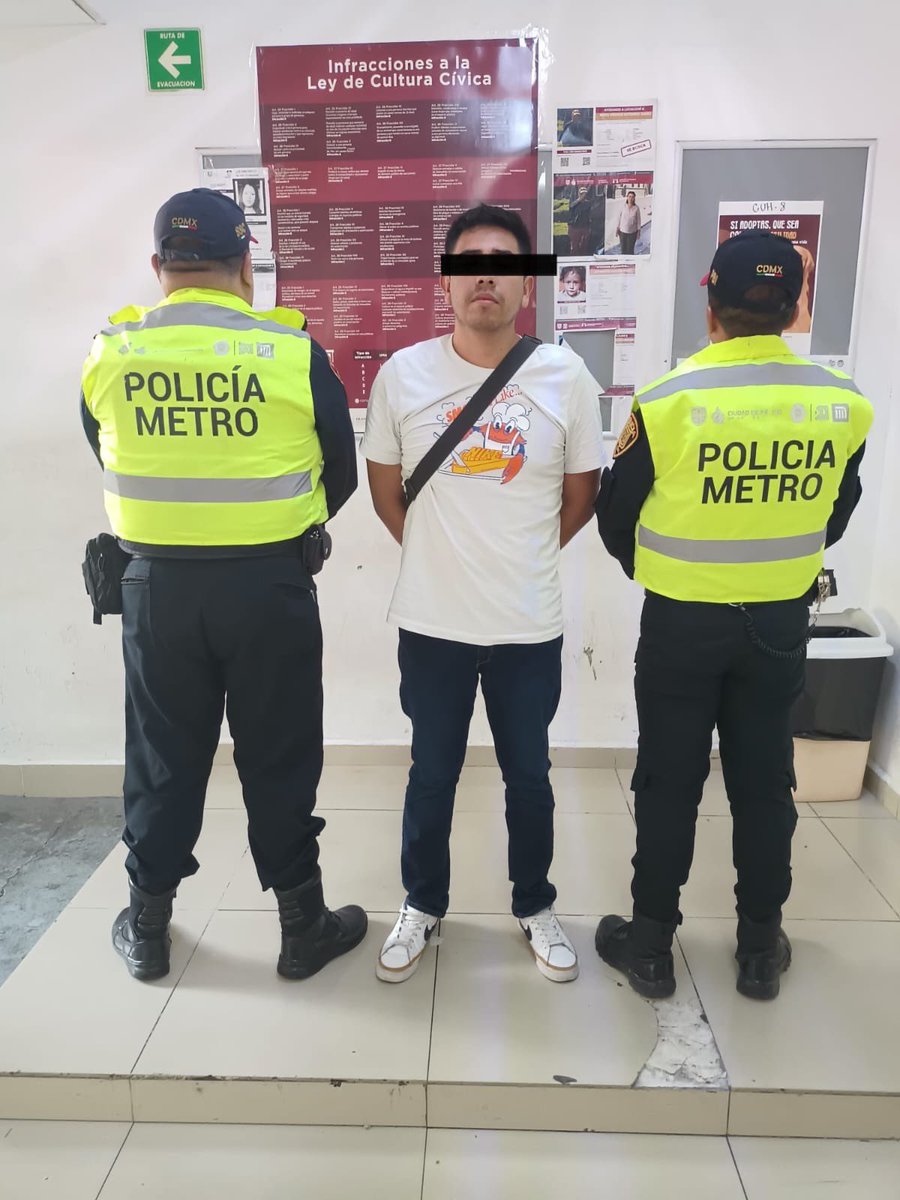 SEGURIDAD:
#PinoSuárez, Línea 1 | Dos hombres fueron detenidos tras protagonizar una riña en el <a href="/MetroCDMX/">MetroCDMX</a> y presentados ante las autoridades competentes para determinar su situación jurídica. La oportuna intervención de la <a href="/SSC_CDMX/">SSC CDMX</a> evitó que la situación escalara.
En el Metro
