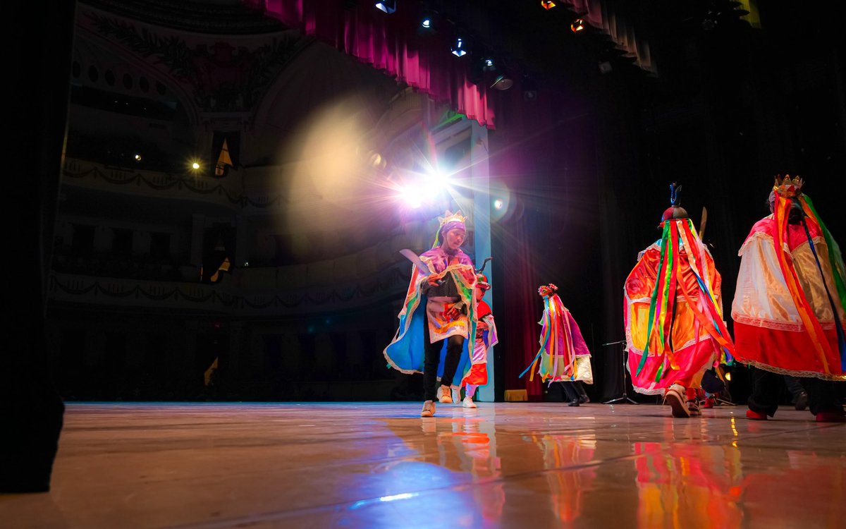 culturasv's tweet photo. Hoy celebramos el Día Nacional e Internacional de los Pueblos Indígenas.

Con una jornada que va desde conversatorios y danzas tradicionales, hasta degustaciones de gastronomía ancestral, talleres de artesanías y música en vivo, nuestras raíces se hacen sentir en cada rincón.

📍 Teatro Nacional, Palacio Nacional y Plaza Gerardo Barrios