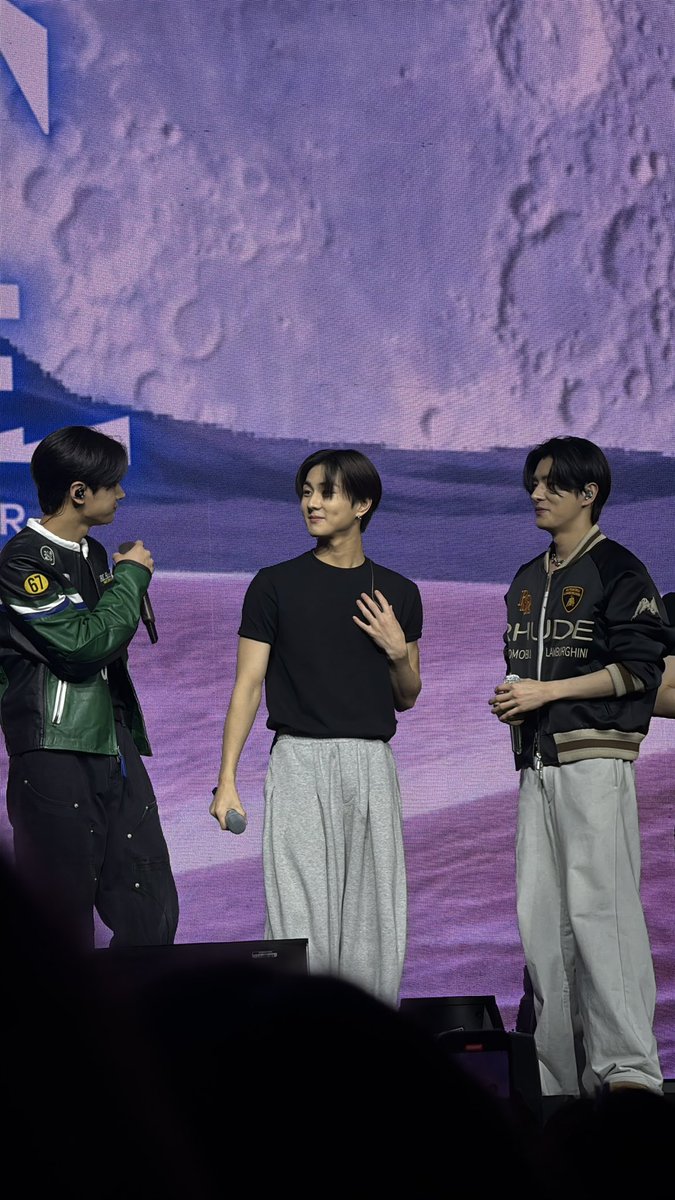 7Woonniee's tweet photo. #JUNGWON #JAKE #JAY WTL Chicago Sound check https://t.co/i9TAEeH55y