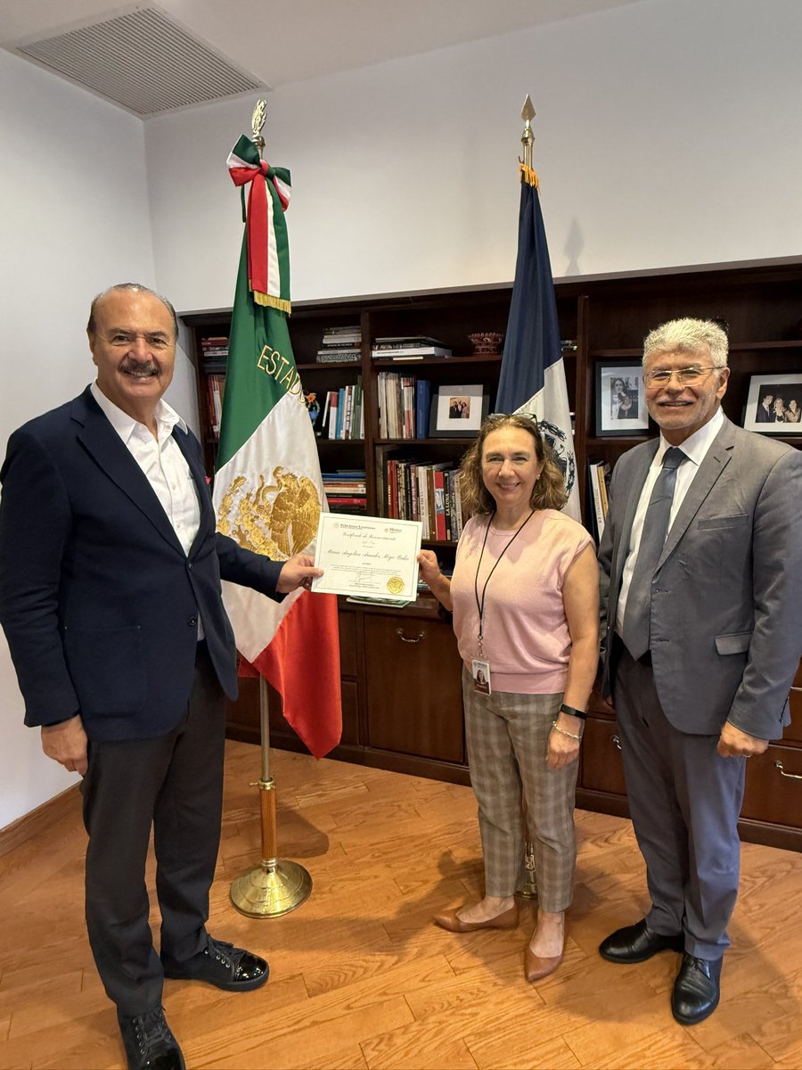 🇲🇽👏 En seguimiento a reconocer la trayectoria del personal del Consulado, el Cónsul General <a href="/mbuciom/">Marcos Bucio</a> entregó un reconocimiento a Angélica Amador, miembro del Servicio Exterior Mexicano, por más de 35 años de servicio y dedicación a México y a su comunidad en el exterior. 🌟