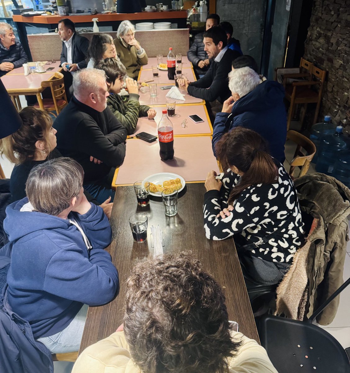 Café con vecinos de Del Viso en la histórica cafetería de “Don Camillo” ☕️

Gracias a todos por acercarse a compartir sus preocupaciones por sus barrios.
