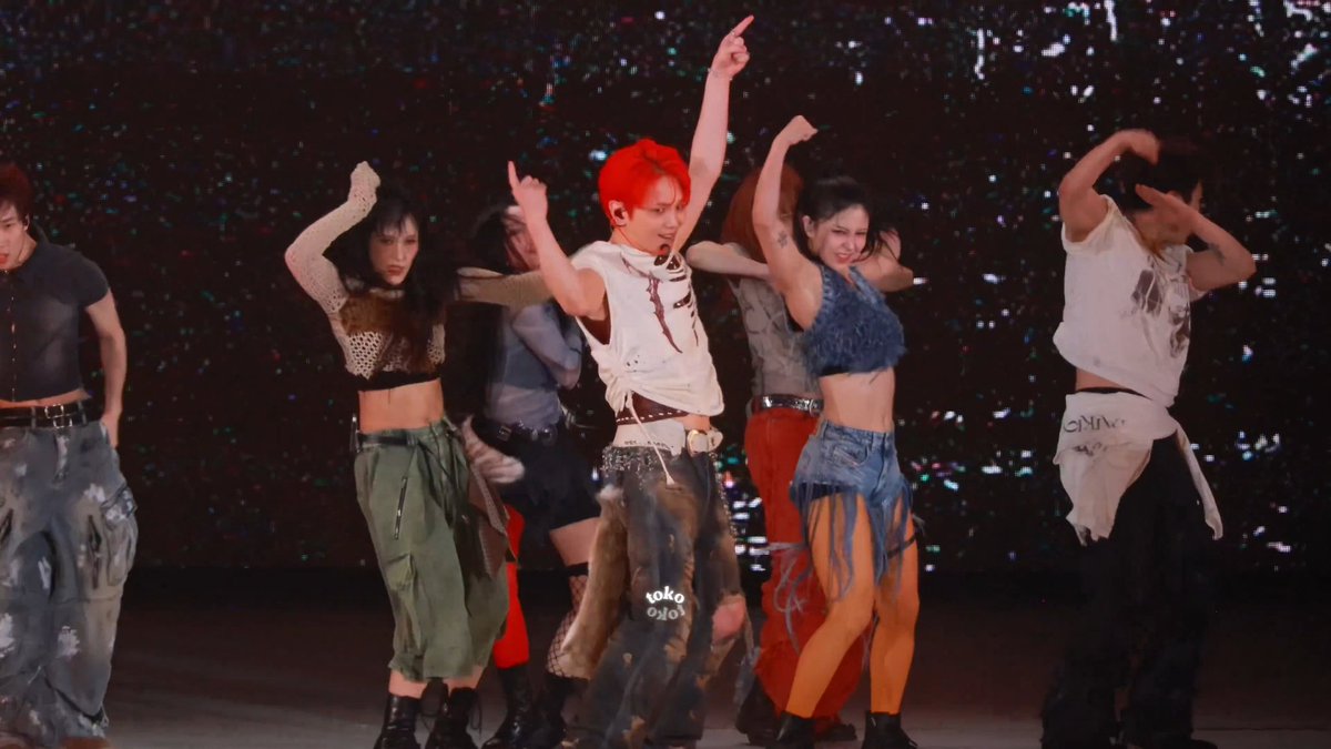 셀프로 염색한 새빨간 머리를 하고
커버곡이 아닌 공식적인 첫 솔로 곡이었던 도쿄돔 본투샤인 
그리고 10년 뒤 같은 도쿄돔에서 솔로 정규 3집 헌터
이게 소설이 아니라 진짜 한 사람의 인생이라니