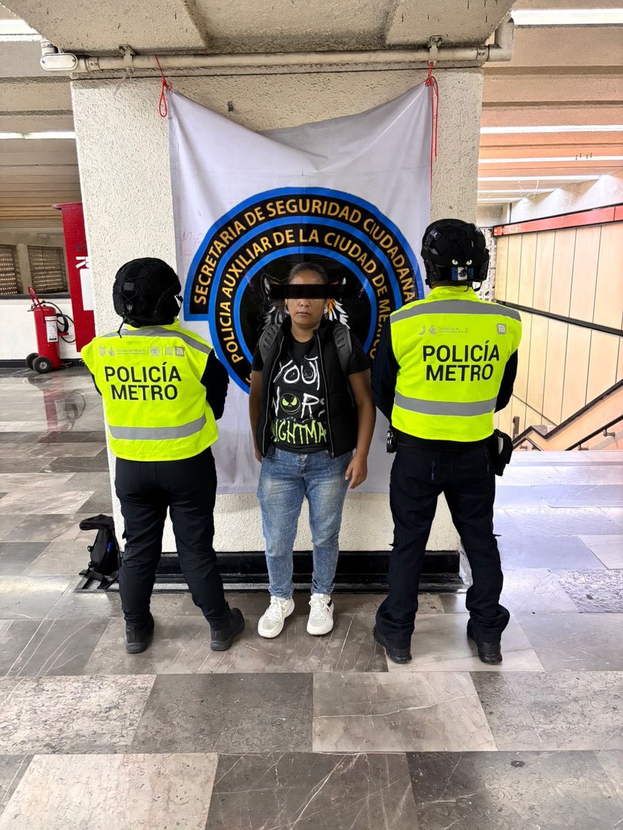 SEGURIDAD:
#SanJoaquín, Línea 7 | Una mujer fue detenida por brincar el torniquete en el <a href="/MetroCDMX/">MetroCDMX</a> y presentada ante las autoridades competentes para determinar su situación jurídica.
Esta práctica, que en el pasado era frecuente, a partir de ahora será sancionada con todo el