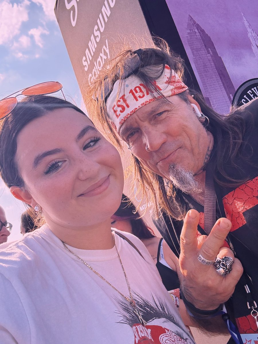 carlydurant_xx's tweet image. the best place with the best people 🫶 #est4life love you guys sm (had to repost x took it down)