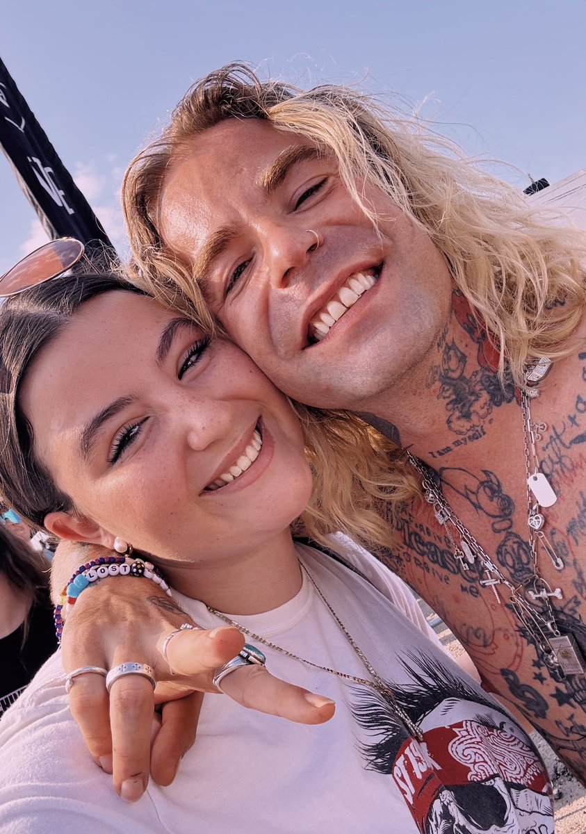 carlydurant_xx's tweet image. the best place with the best people 🫶 #est4life love you guys sm (had to repost x took it down)