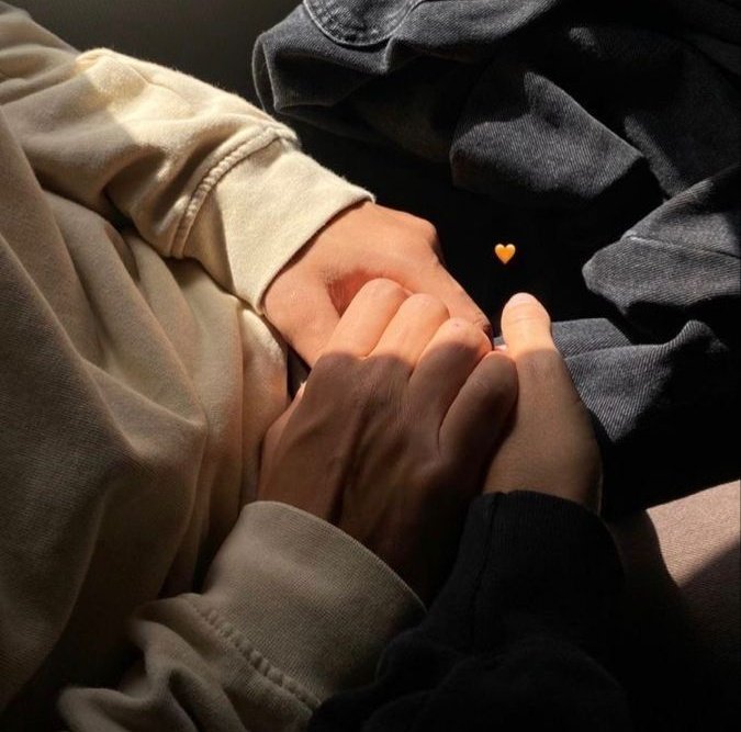 “amor en foco” 𝜗𝜚 ࣪˖ ִ𐙚  

           a #BKDK socmed au 

—donde izuku y katsuki terminaron hace años tras una controversia que los separó o donde una foto filtrada los obliga a reencontrarse y enfrentar sentimientos que creían olvidados.