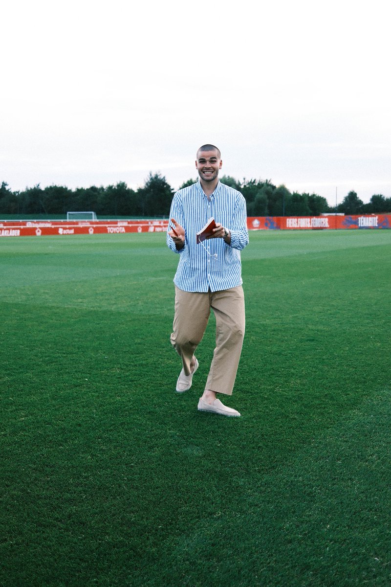 losclive's tweet photo. Un dernier tour pour se remémorer le chemin parcouru 🔙

Arrivé à 12 ans au LOSC, Lucas Chevalier quitte le club qui l’a vu grandir, des souvenirs pleins la tête ✨

𝑨 𝒋𝒂𝒎𝒂𝒊𝒔 𝑳𝒊𝒍𝒍𝒐𝒊𝒔 ❤️🤍 https://t.co/sw8LhhFk3z