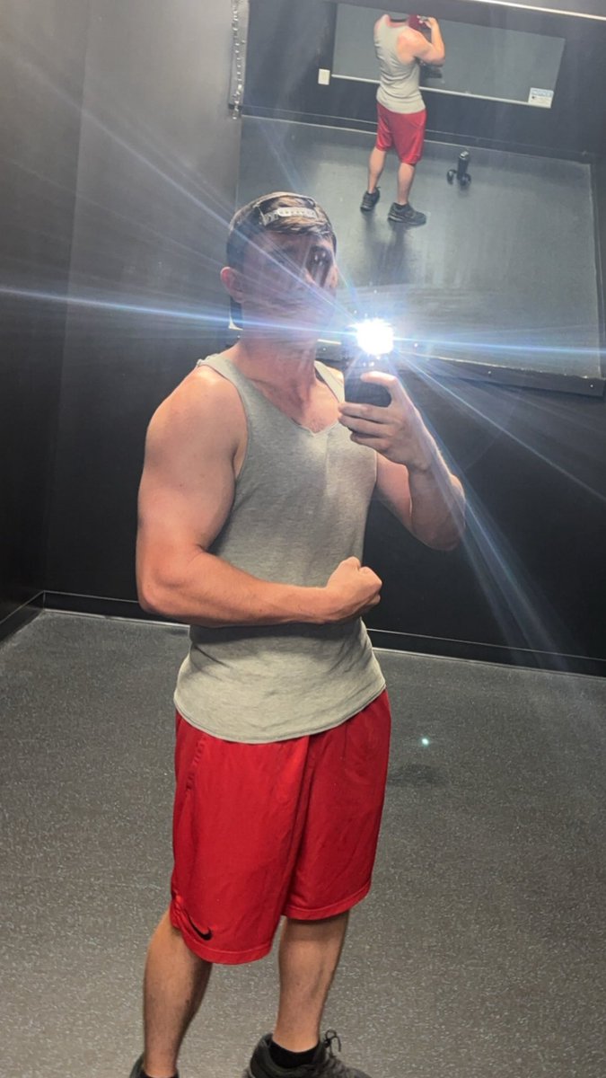 Switched gyms and liking it so far 😎 wish the posing room had better lighting tho